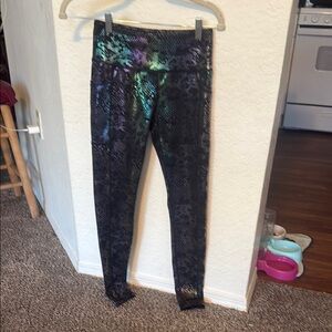 Green and Black Performance Leggings with Abstract Pattern